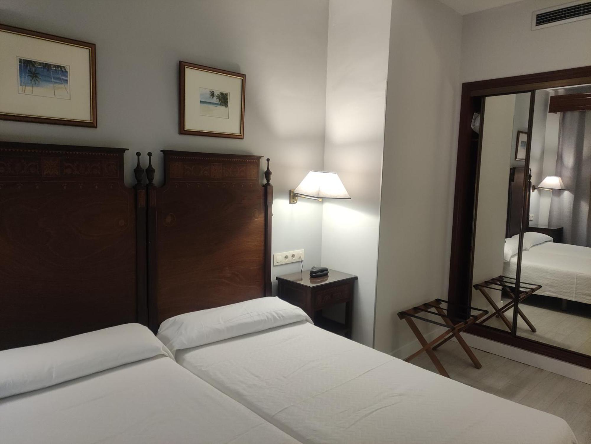Hotel Iberia Plaza America Caceres Exterior photo
